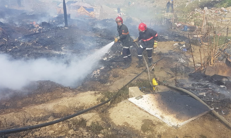 رجال الإطفاء يخمدون حريقا التهم 50 كوخا بطنجة
