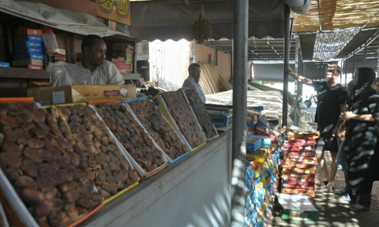 رمضان ينشط الحركة التجارية بسوق التمور بمراكش في ظل الأزمة الاقتصادية وتداعيات جائحة "كوفيد-19"