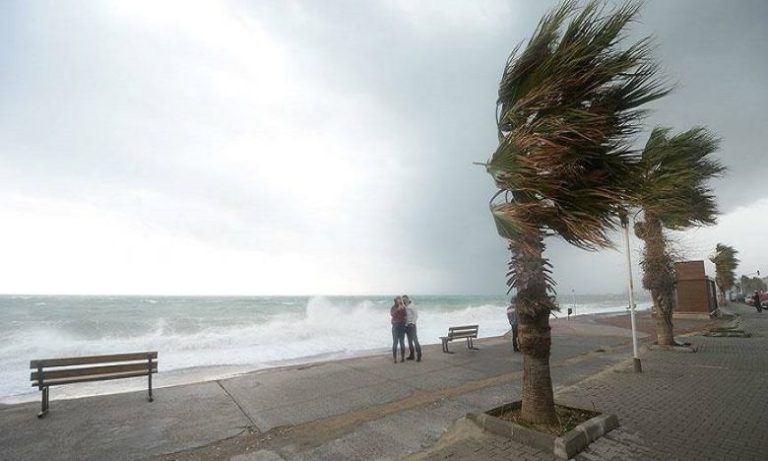 رياح قوية مع تطاير للغبار مرتقبة بعد غد الأحد بعدد من الأقاليم (نشرة إنذارية)