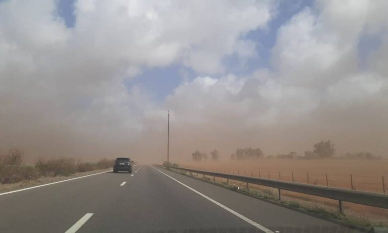 رياح قوية..وزارة التجهيز والماء تدعوا بمستعملي الطريق إلى تأجيل السفر رياح قوية..وزارة التجهيز والماء تدعوا بمستعملي الطريق إلى تأجيل السفر