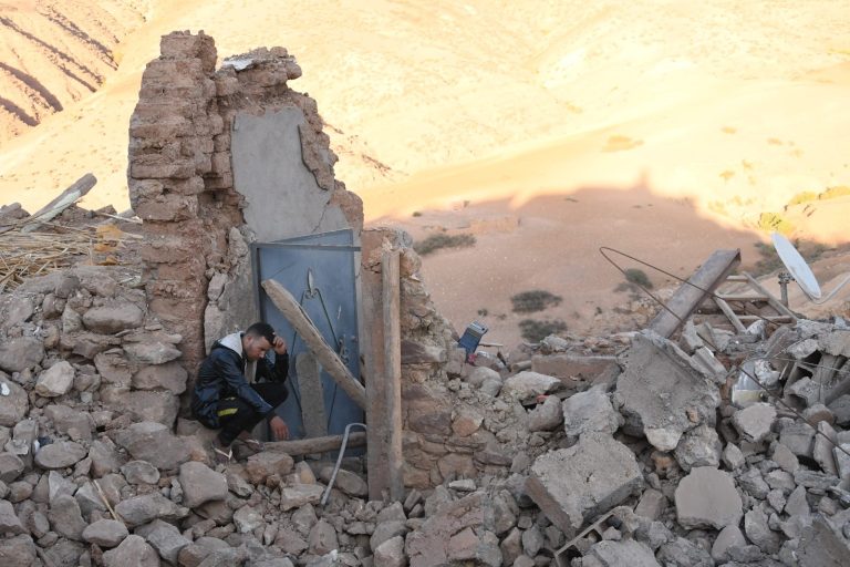 زلزال المغرب.. شابان مغربيان يوفران الأنترنت في أحد الدواوير المنكوبة بالاستعانة بالأقمار الاصطناعية