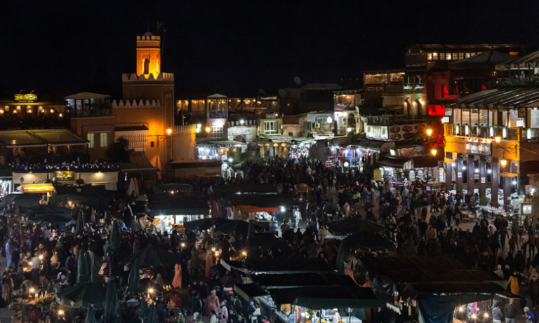 ساحة جامع الفنا تستعيد عافيتها مع استئناف رواد الحلقة لأنشطتهم وتوافد السياح المغاربة والأجانب