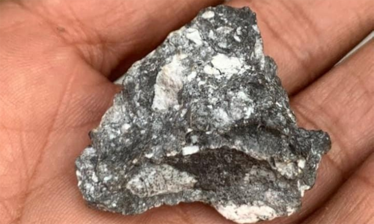 سقوط نيزك "تيكليت" بكلميم يثير الجدل حول نوعه والمتحف الجامعي ينتظر عينة للتحليل