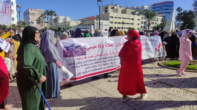 سكان دواوير بالقنيطرة يحتجون لاستبعادهم من برنامج إعادة الإيواء بعد هدم مساكنهم