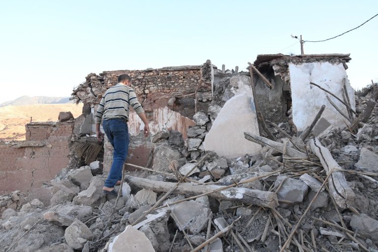 شيشاوة.. فرق الإنقاذ تسابق الزمن للبحث عن ناجين محتملين تحت الأنقاض بجماعة أداسيل