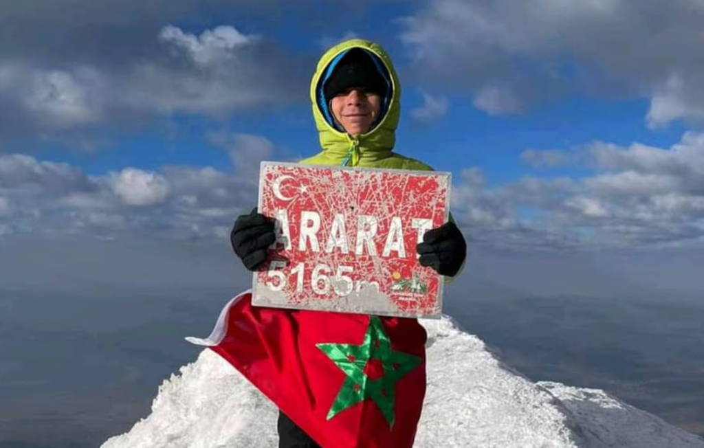 طفل مغربي يرفع التحدي ويتسلق أعلى قمة جبلية في تركيا