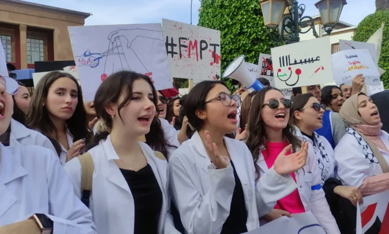 طلبة الطب والصيدلة يواصلون إضرابهم واحتجاجاتهم طلبة الطب والصيدلة يواصلون إضرابهم واحتجاجاتهم