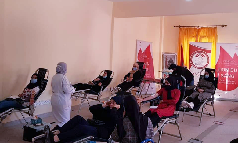 طلبة وأساتذة جامعيون ينخرطون في حملة تضامنية للتبرع بالدم بالمركز الجامعي بقلعة السراغنة