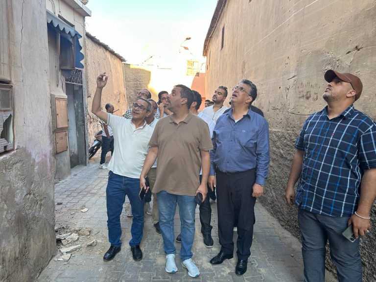 عبد اللطيف وهبي يتفقد آثار الهزة الأرضية على مدينة تارودانت