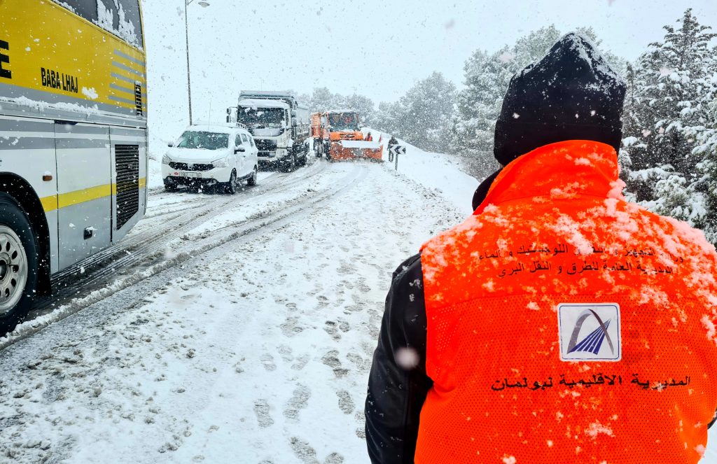 عواصف ثلجية تضرب إفران وخنيفرة وبولمان وميدلت والحاجب وفرق إزاحة الثلوج تتدخل بنجاح (صور)