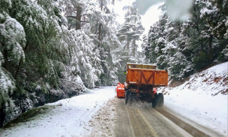 عواصف ثلجية مفاجئة تضرب مناطق جبلية بالأطلس المتوسط وتحاصر العائدين من العطلة