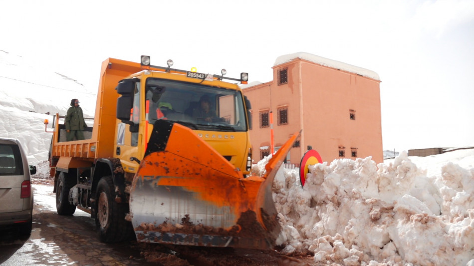 فتح 57 محورا طرقيا لفك العزلة عن الأقاليم المتضررة جراء الثلوج والفياضانات (بايتاس)