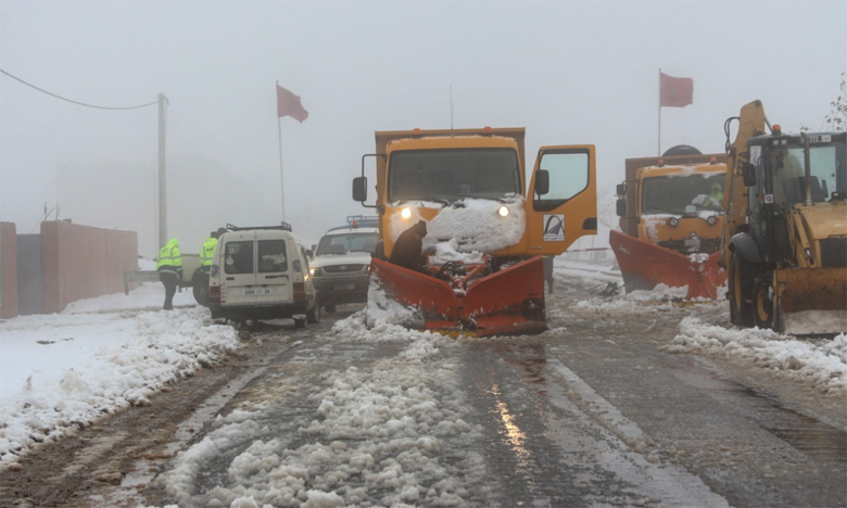 فرق إزاحة الثلوج بإقليم خنيفرة تفك الحصار عن العالقين بطرقات الأطلس المتوسط