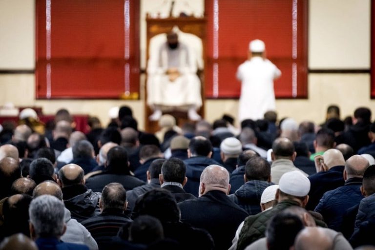 فرنسا تقرر وقف استقدام أئمة المساجد الأجانب ابتداء من مطلع سنة 2024