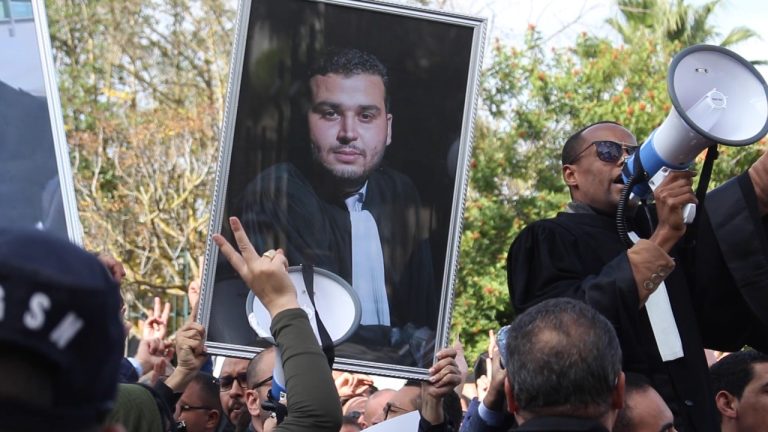 في خامس أيام احتجاجاتهم .. محامو المملكة في وقفة حاشدة أمام محكمة النقض بالرباط رفضا لإلزامية الإدلاء بالجواز الصحي في الولوج للمحاكم