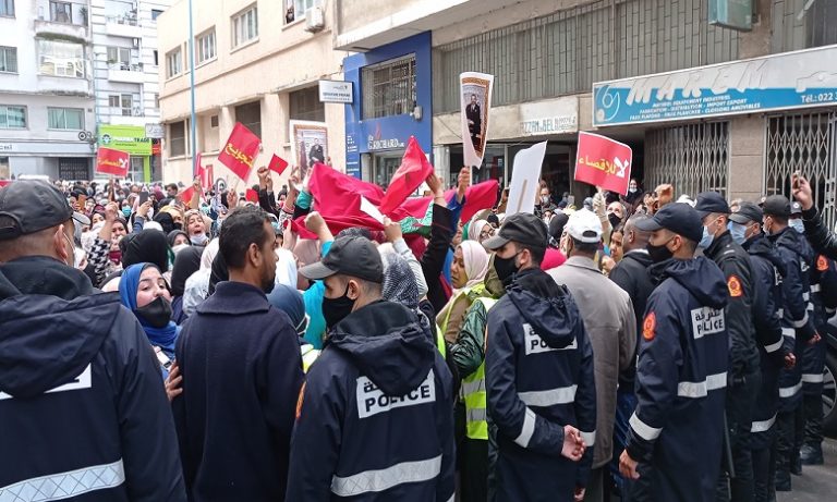 في وقفة احتجاجية ..أرباب ومستخدمو الحمامات بالبيضاء يطالبون بفتحها وصرف الدعم وإنقاذ الأسر من التشريد ويتوعدون باعتصام