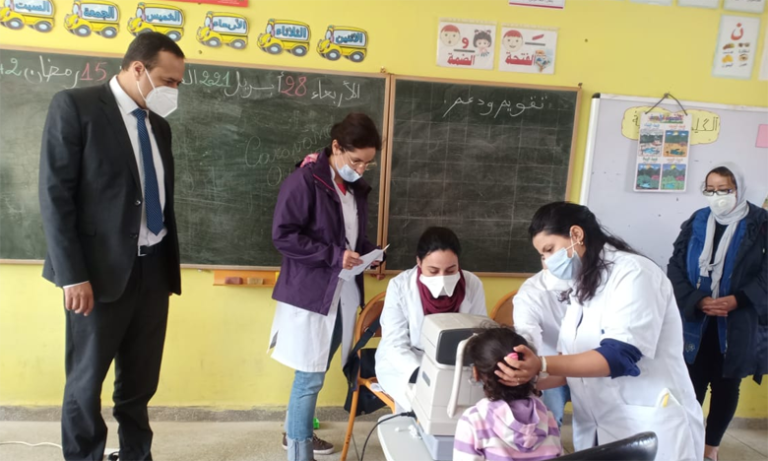 قافلة طبية متخصصة في أمراض العيون وتصحيح ضعف البصر لفائدة تلاميذ المدرسة الابتدائية أحمد بوكماخ بمديونة