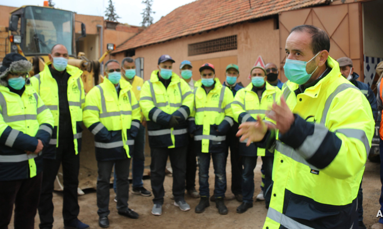 للتصدي لأخطار الفيضانات والثلوج بخنيفرة.. تهييئ منصات هبوط المروحيات وهواتف "ثريا" لأعوان السلطة