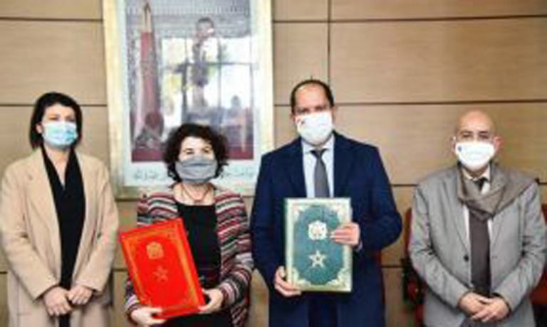 مؤسسة البنك الشعبي تزود تلاميذ الأحياء المعوزة للدار البيضاء بلوحات رقمية