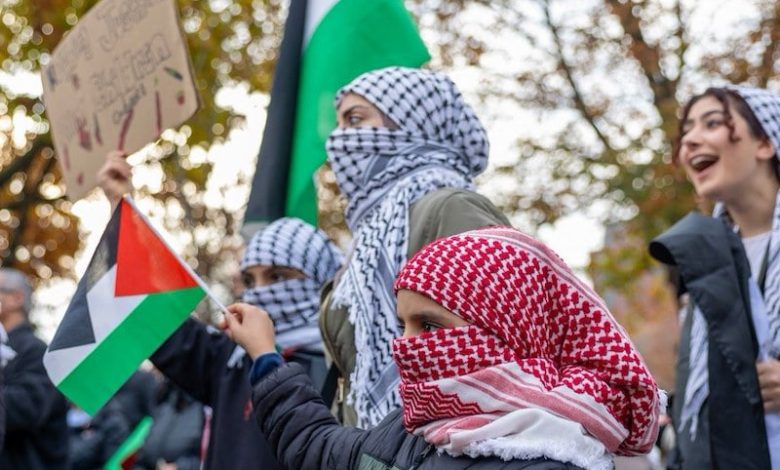 مبيعات الكوفية الفلسطينية تزدهر في أمريكا