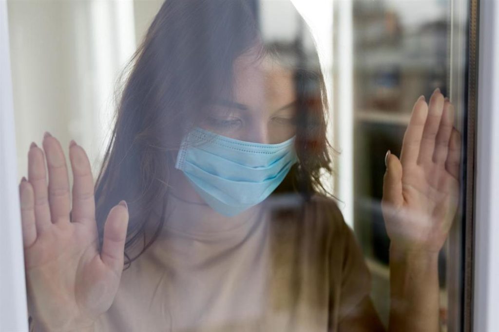 متعافون من كورونا يرون معاناتهم مع الاضطرابات النفسية.. ومختصة "من كانوا بالعناية المركزة أكثر عرضة"