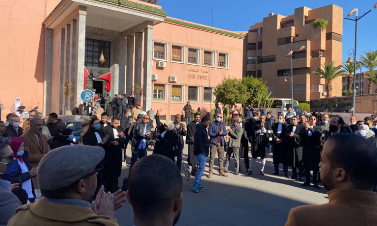 محامون وموظفو العدل يحتجون على قرار إجبارية الإدلاء بـ "جواز التلقيح" لولوج المحاكم بمراكش