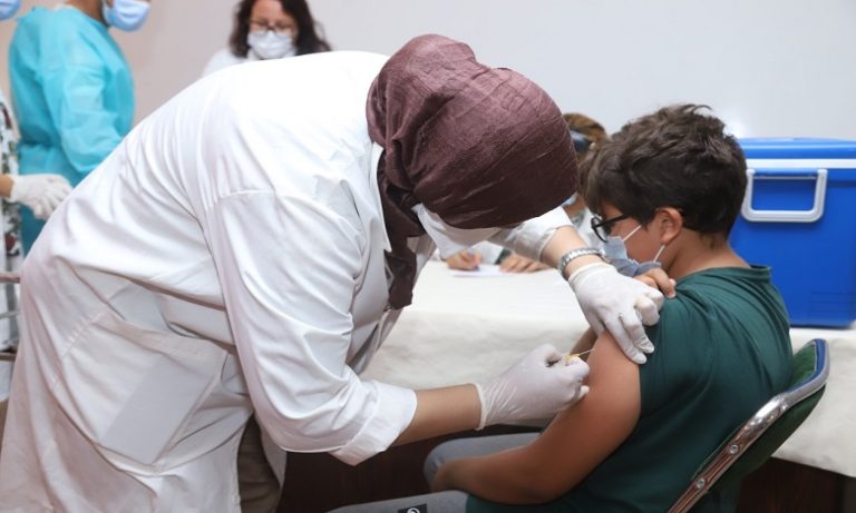 مراكش: انطلاق عملية تلقيح التلاميذ ضد فيروس كورونا في احترام تام للتدابير الوقائية