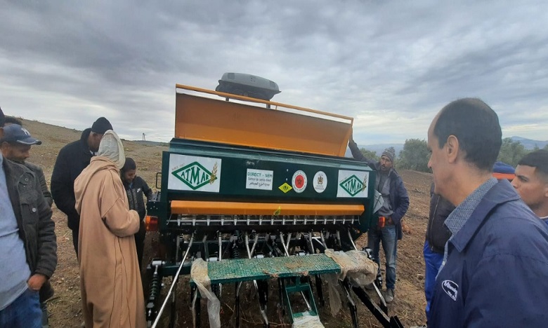 مصالح وزارة الفلاحة بفاس تواكب ميدانيا عملية الزرع المباشر للحبوب بمولاي يعقوب