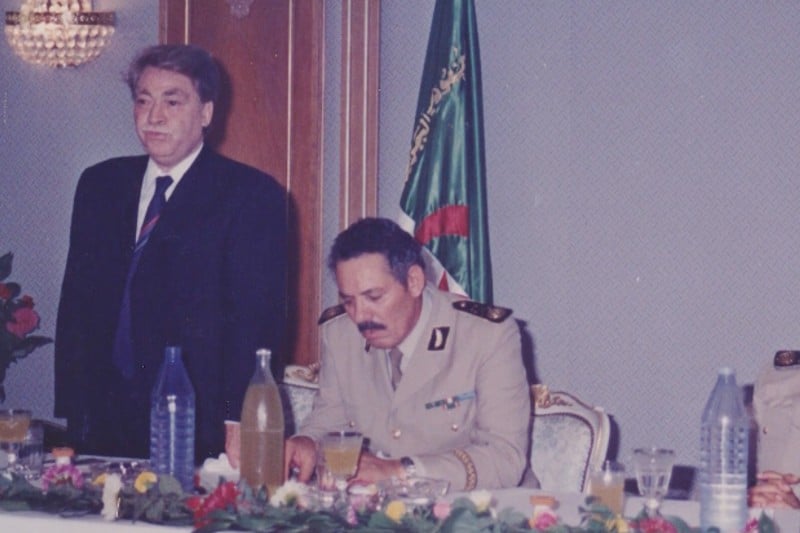 معارضون لنظام العسكر يشككون في ظروف وفاة "صانع الرؤساء" بالجزائر