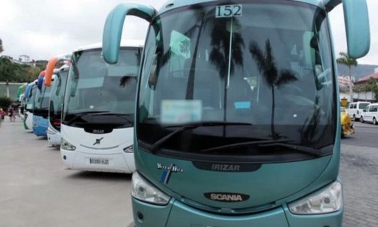 مهنيو النقل الطرقي وسيارات الأجرة يردون على "الارتفاع الصاروخي للمحروقات" بإضراب وطني