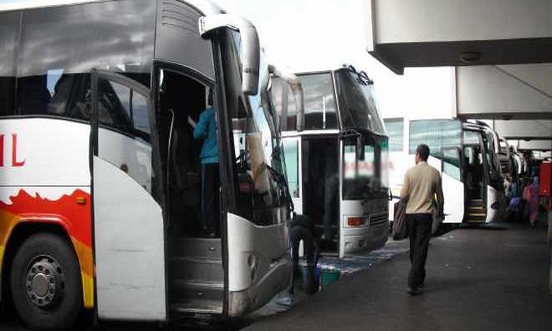 مهنيون: رفع حظر التنقل الليلي بداية انفراج أزمة قطاع نقل المسافرين