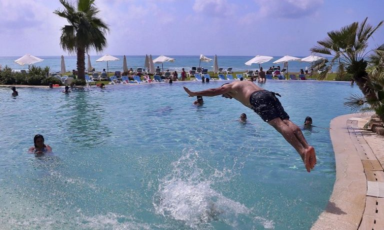 "ميترناجور".. مهنة موسمية تنتعش في فصل الصيف