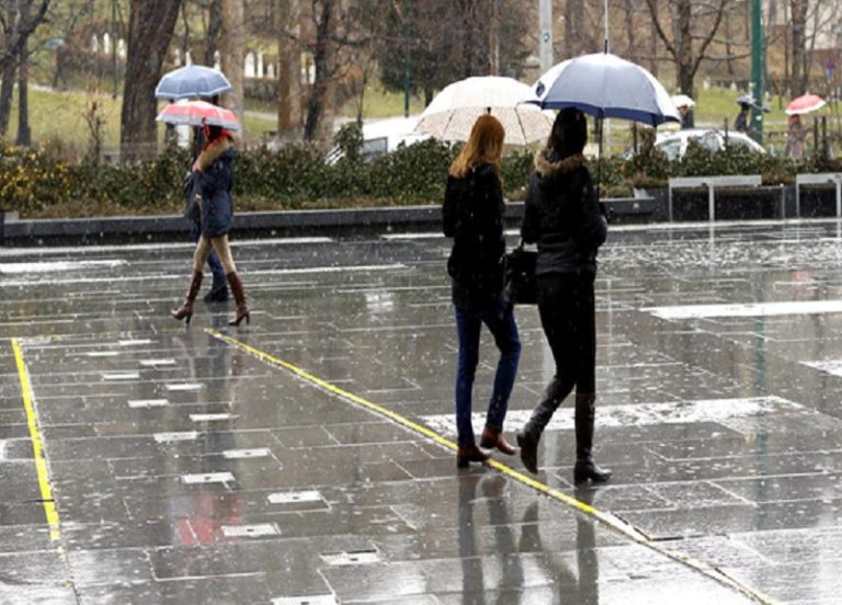 نشرة إنذارية: زخات رعدية قوية وطقس حار بعدد من الأقاليم