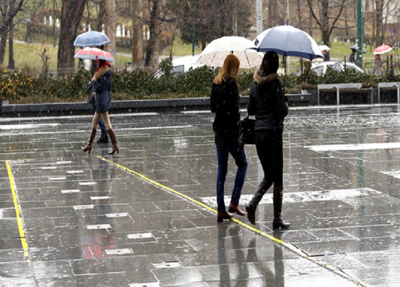 نشرة إنذارية: زخات رعدية قوية وطقس حار بعدد من الأقاليم