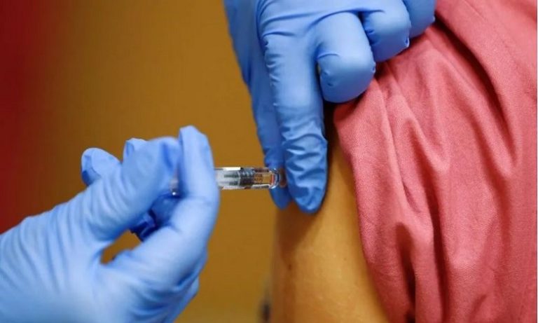 نقاش يدفع باعتماد أساليب تواصلية "مؤثرة" لإقناع غير الملقحين بأخذ جرعاتهم