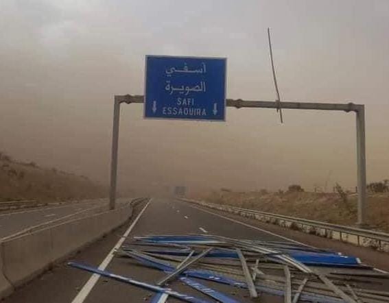 وزارة التجهيز والماء تهيب بمستعملي الطرق والطرق السيارة توخي الحذر وتأجيل السفر إلى حين تحسن الأحوال الجوية