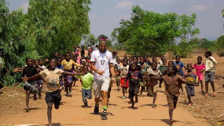 يوسف سحساح رحالة مغربي يخترق أدغال إفريقيا على متن دراجته الهوائية (صور)