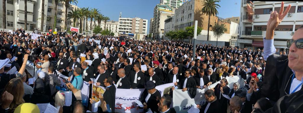 آلاف المحامين يحتجون أمام وزارة العدل: "لا قانون لمهنة المحاماة يرى النور دون توافق" آلاف المحامين يحتجون أمام وزارة العدل: "لا قانون لمهنة المحاماة يرى النور دون توافق"