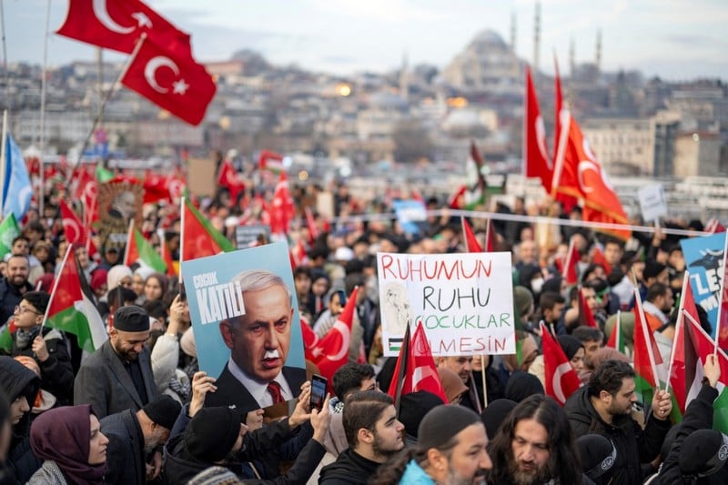 أتراك يحتجون ضد "الكردستاني وإسرائيل" أتراك يحتجون ضد "الكردستاني وإسرائيل"