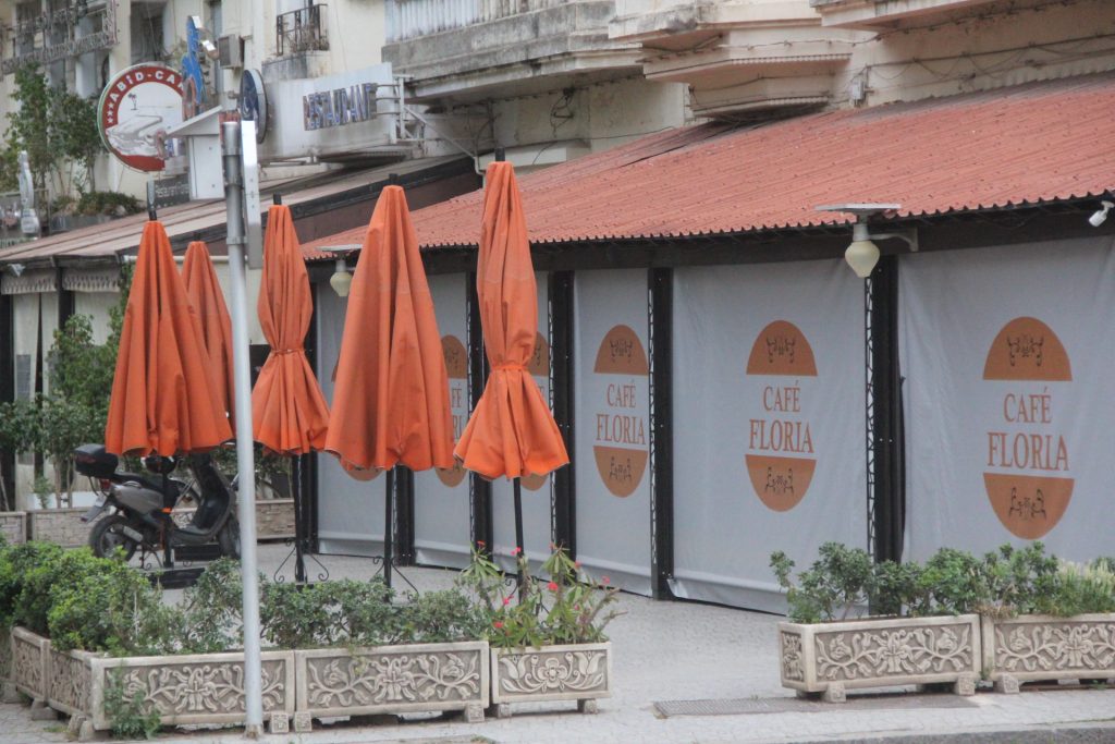 أسئلة حول مصير الوضعية الاجتماعية لأسر عمال المقاهي والمطاعم المغلقة