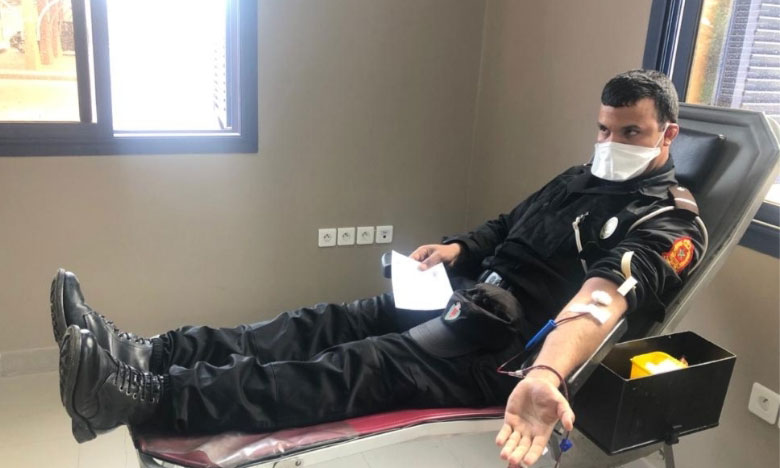 أسرة الأمن بمراكش ينخرطون في حملة تضامنية للتبرع بالدم في ظل أزمة كورونا