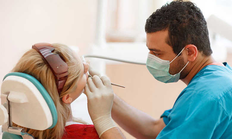 أطباء الأسنان يحدثون تغييرات على شكل وبروتوكولات الممارسة للتأقلم مع واقع "كورونا"