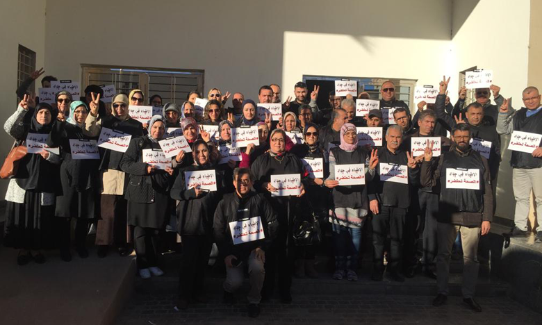 أطباء القطاع العام يحتجون بارتداء وزرة سوداء