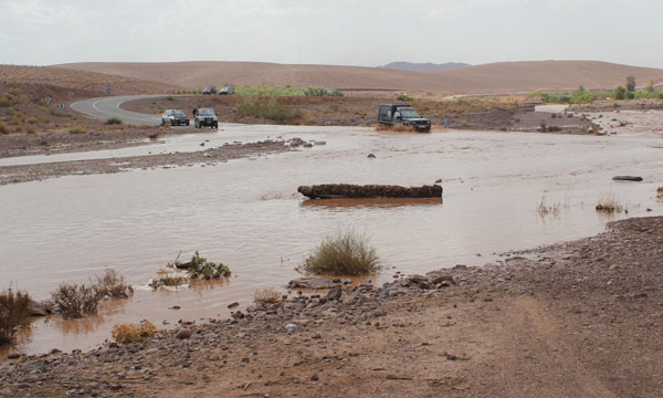 أمطار "الصيف" تجرف امرأة وتقطع طرق وطنية وجهوية بإقليم زاكورة