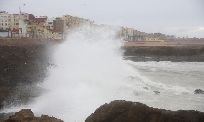 أمواج عاتية على السواحل الأطلسية ما بين أصيلة وطرفاية
