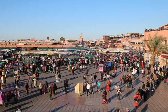 إيقاف عدد من منتحلي حراس السيارات بالمواقف المحيطة بساحة جامع الفناء