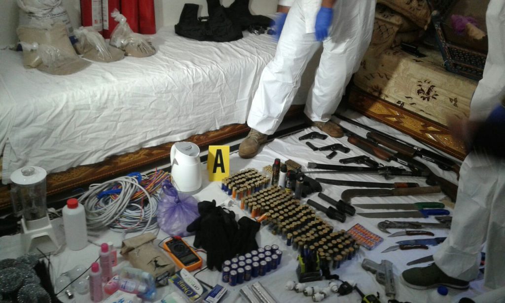 اعتقال العقل المدبر لـ "خلية فاس" الإرهابية وحجز مسدسات وبنادق ودخيرة وسيوف ومبيدات سامة