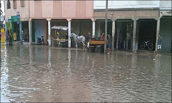 تساقطات مطرية أغرقت شوارع وأزقة عدة مدن مغربية