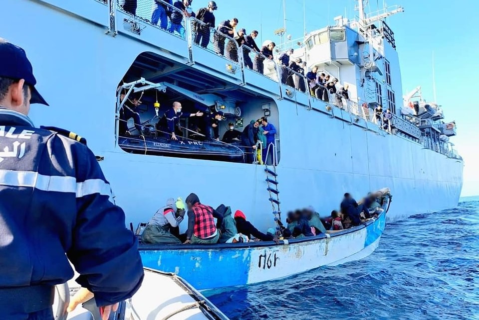 البحرية الملكية تقدم المساعدة لـ 54 مرشحا للهجرة غير النظامية البحرية الملكية تقدم المساعدة لـ 54 مرشحا للهجرة غير النظامية