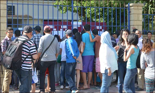 تلاميذ يطلعون على نتائج امتحانات الباكلوريا